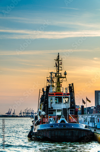 Schlepper im Hafen von Hamburg © dietwalther