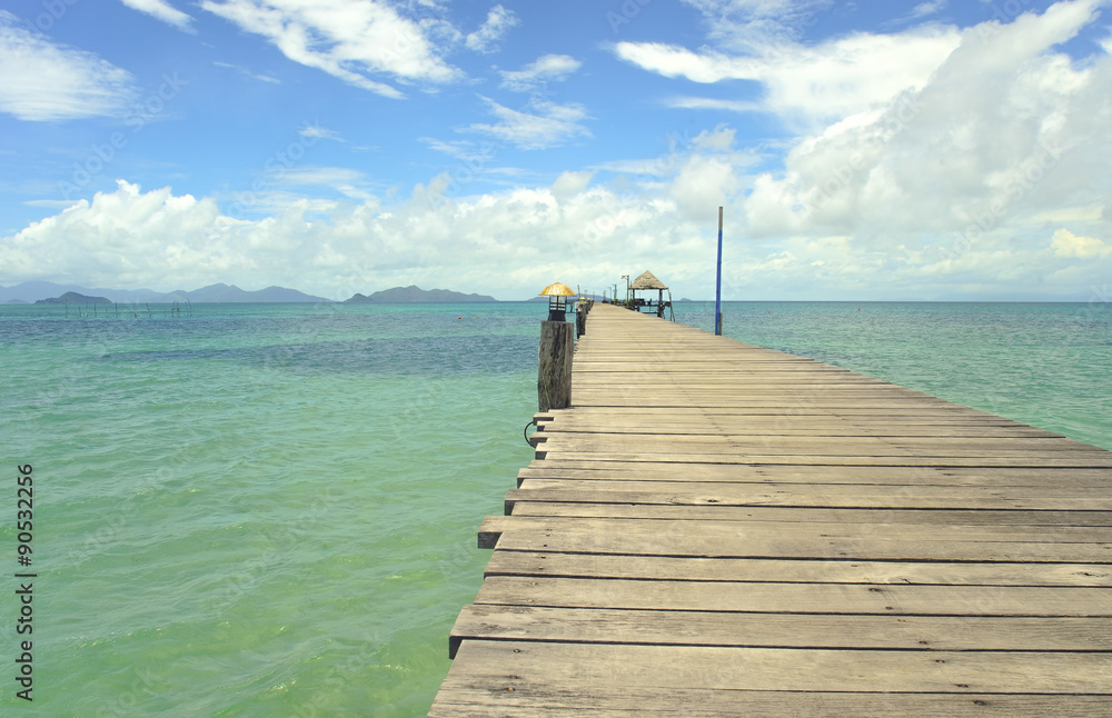 Obraz premium Lamp on Wooden pier on summer season - Wooden pier in Kho mak, T