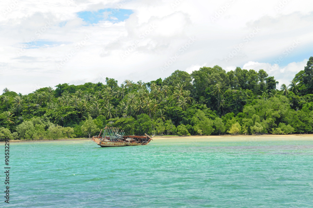 Obraz premium Boat on the beach and sea in sunset time on Kho mak, Thailand