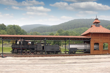 Fotobehang Trein Oude stoomlocomotief op treinstation  © goce risteski