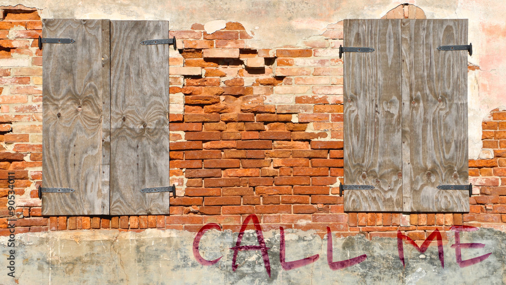Naklejka premium Call me scritto sul muro