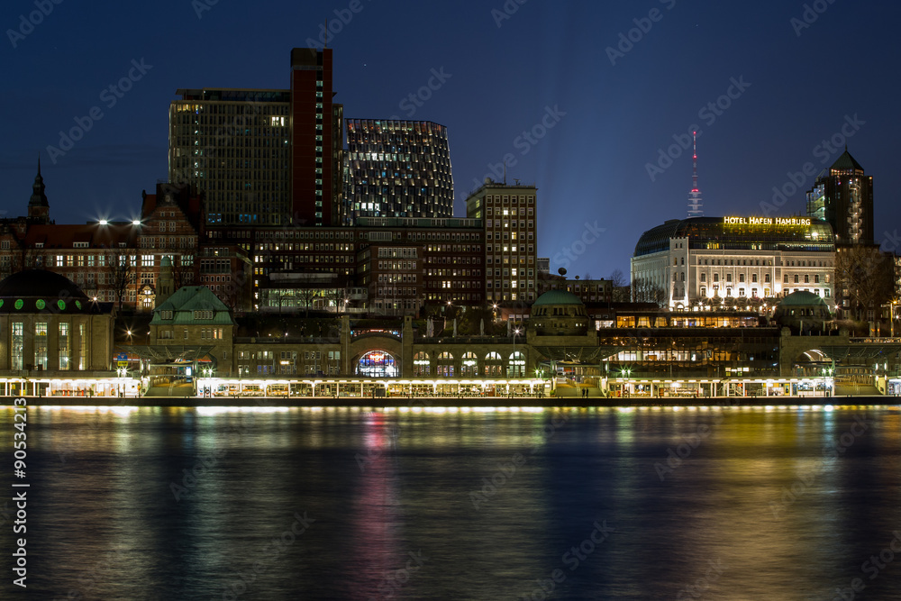 Naklejka premium Hamburg Landungsbrücken bei Nacht