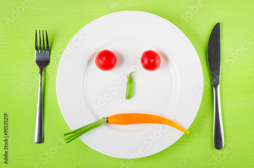 Foto Sad face of vegetables, the concept of dietary restrictions, healthy lifestyle, diet,  weight loss, anti-obesity, healthy diet