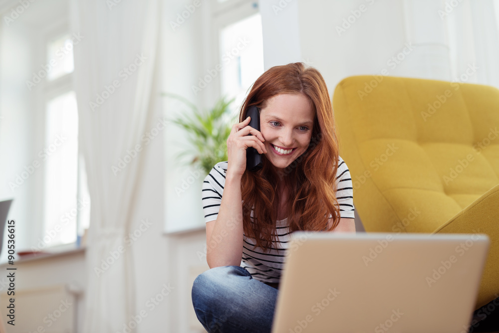 frau mit laptop und telefon zu hause frau mit laptop und telefon zu hause