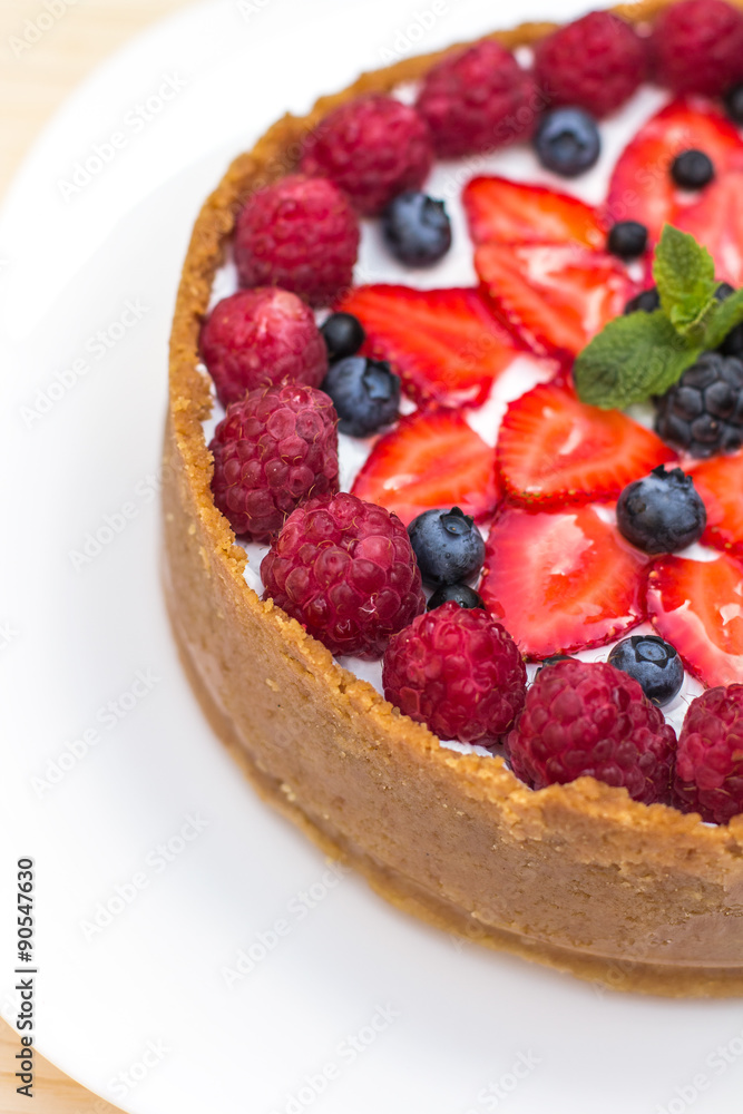 Cheesecake with fresh berries