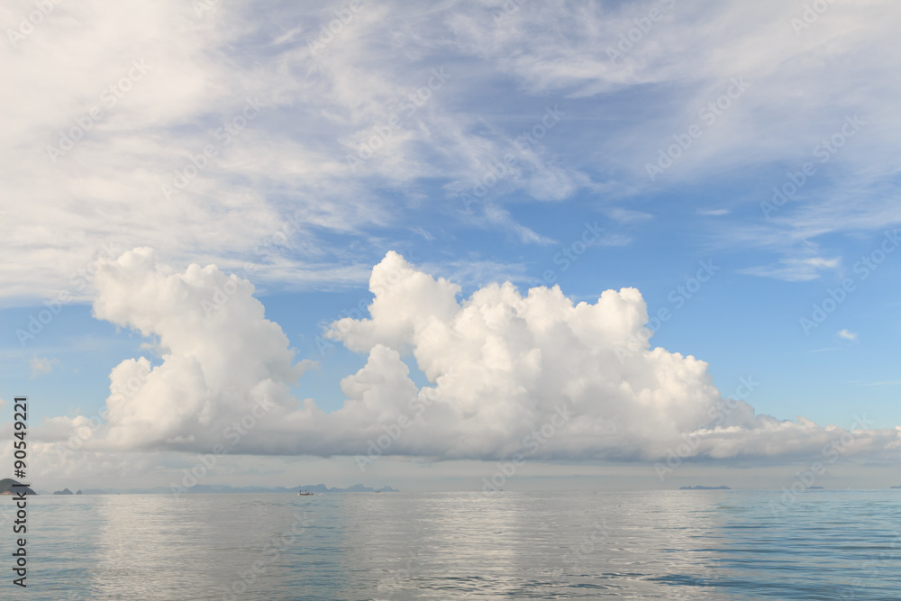 Naklejka premium Summer seascape with blue sky background
