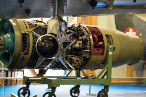 Montierte Rakete mit Düsentriebwerk im Hintergrund