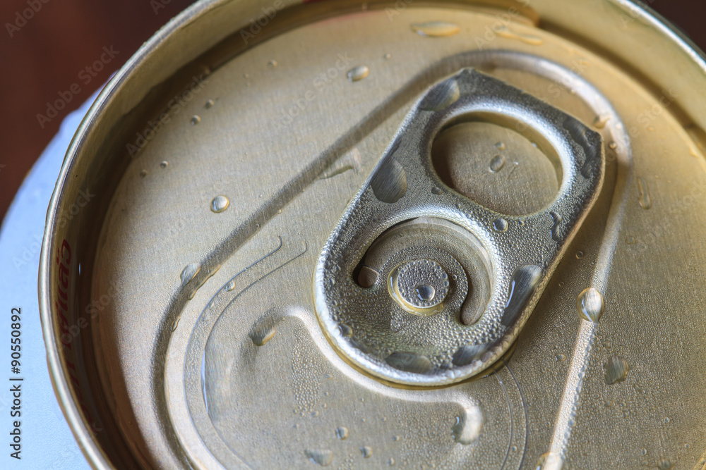 Obraz premium Closeup shot from the pull ring on a beverage can