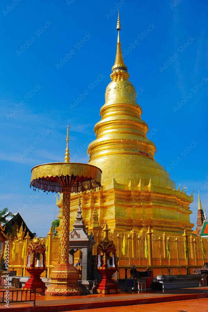 Naklejka premium Golden pagoda in thailand