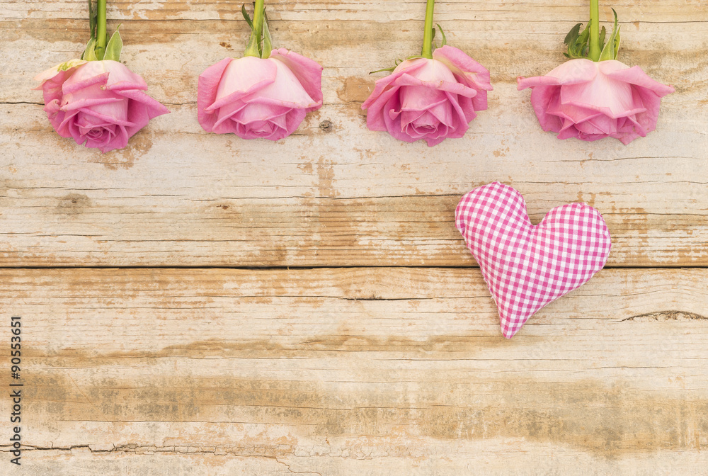 Verliebt Liebe Karte mit Rosen Blumen auf Holz Hintergrund Shabby