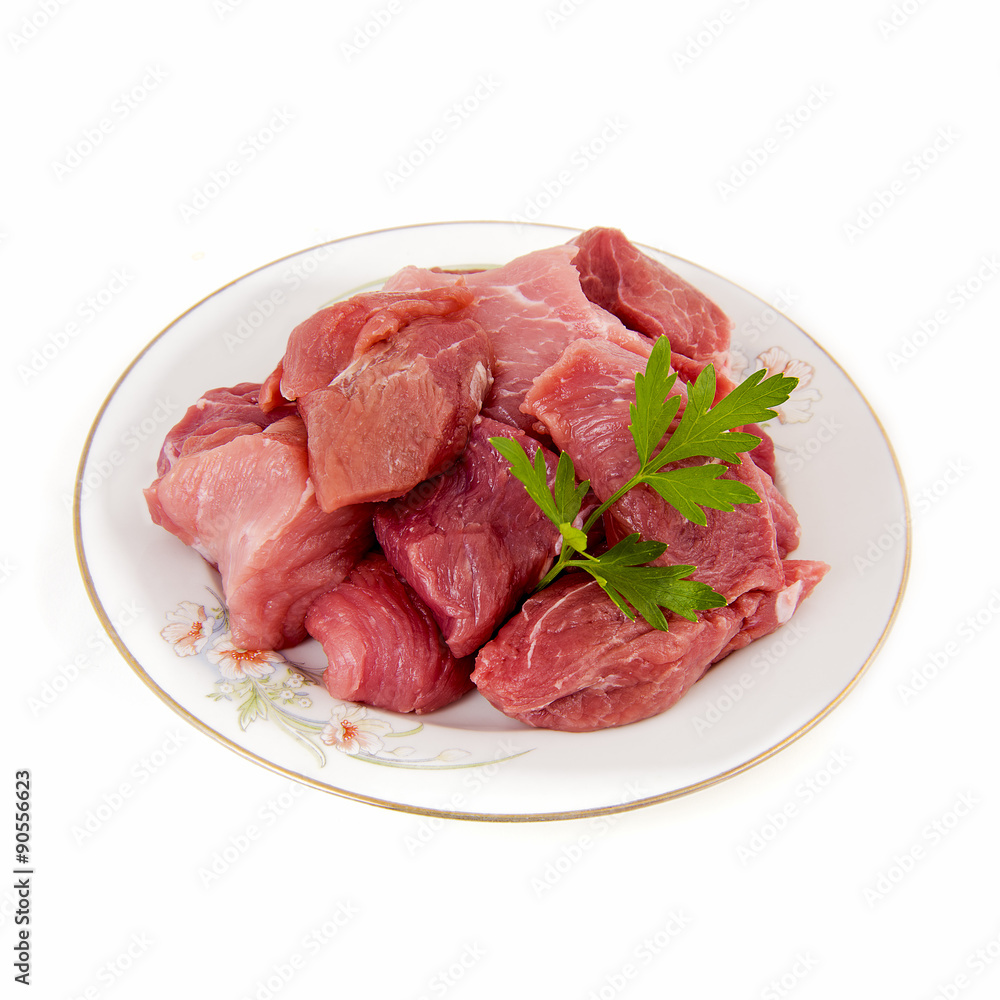 viande cru de porc en morceaux sur assiette viande cru de porc en morceaux sur assiette