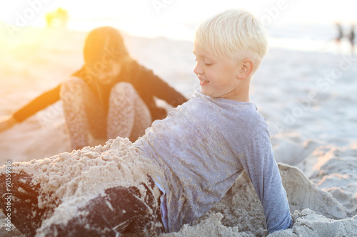 Dzieci na plaży, zabawa w piachu