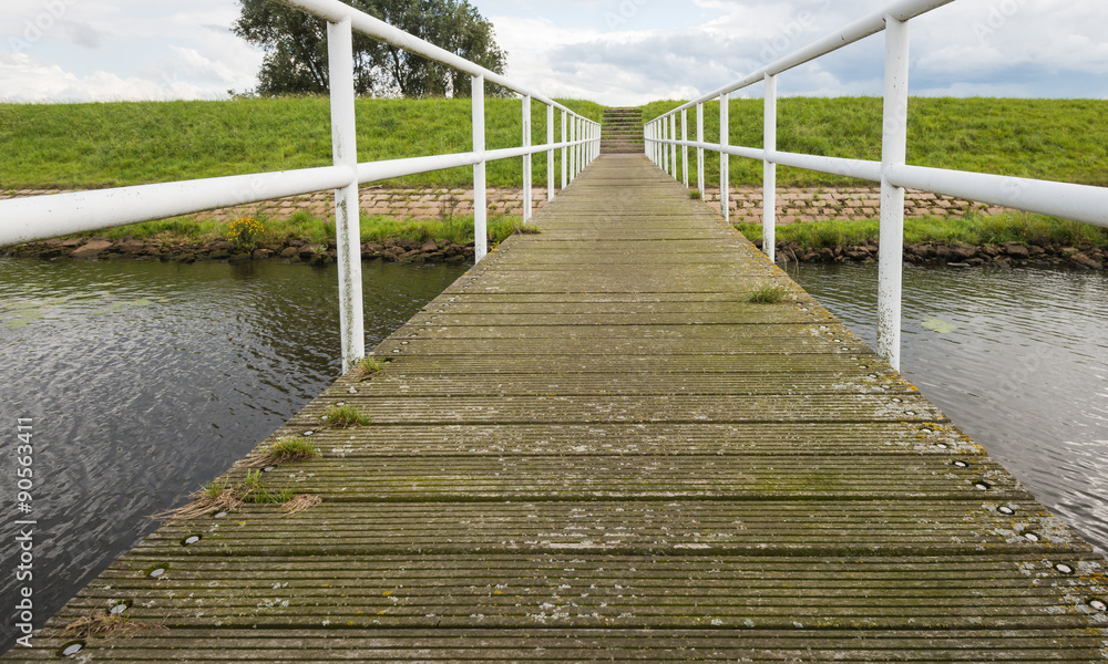 Obraz premium Wooden jetty and a concrete staircase on an embankment