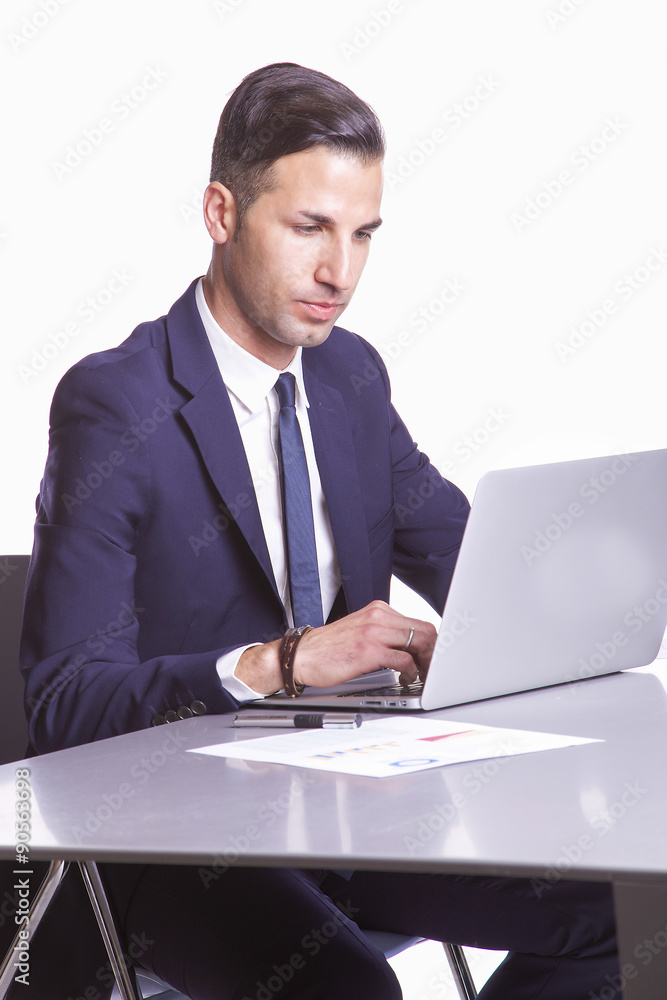 Uomo in ufficio che scrive al computer Uomo in ufficio che scrive al computer