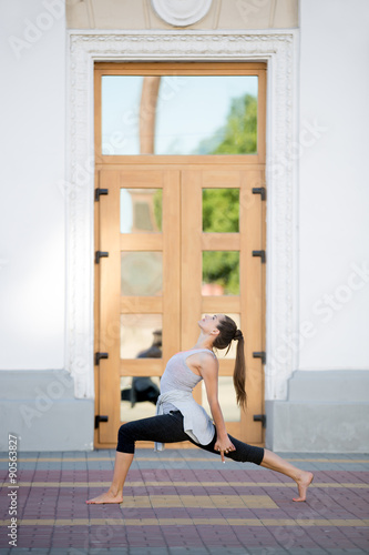 Street yoga: variation of Virabhadrasana 1