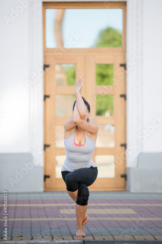 Street yoga: Eagle Pose