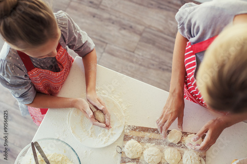 Fotografi Mother and daughter are cooking