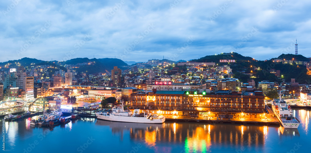 Obraz premium Night panoramic view of Keelung harbor with cruise terminal. Keelung city