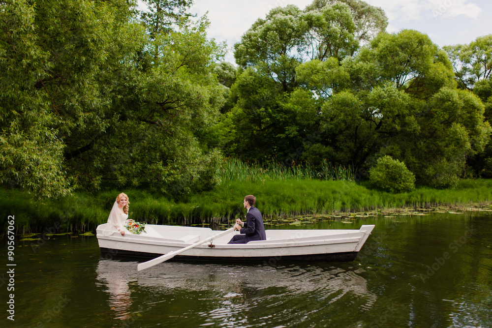 жених и невеста в лодке на озере