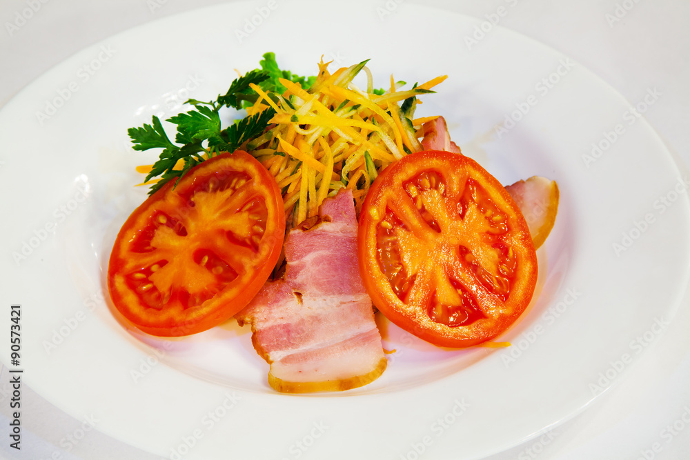 carrot salad with bacon and tomatoes