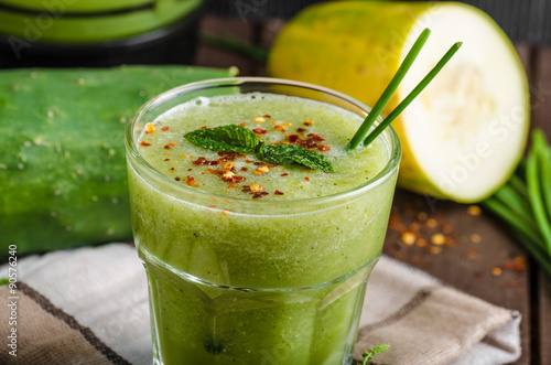 Cucumber smoothie with herbs and chili © Stepanek Photography