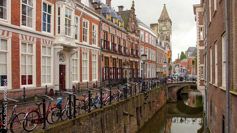 Fototapeta premium viele Fahrräder parken entlang eines Geländers am Kanal in Utrecht