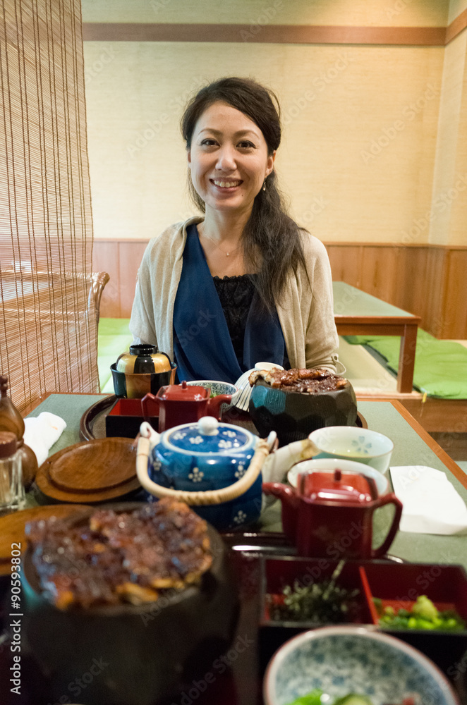 名古屋のひつまぶしを食べている女性