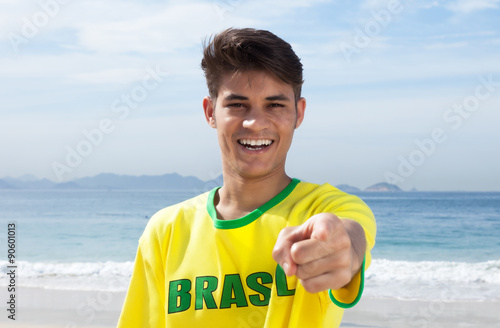 Brasilien Fan am Strand zeigt zur Kamera