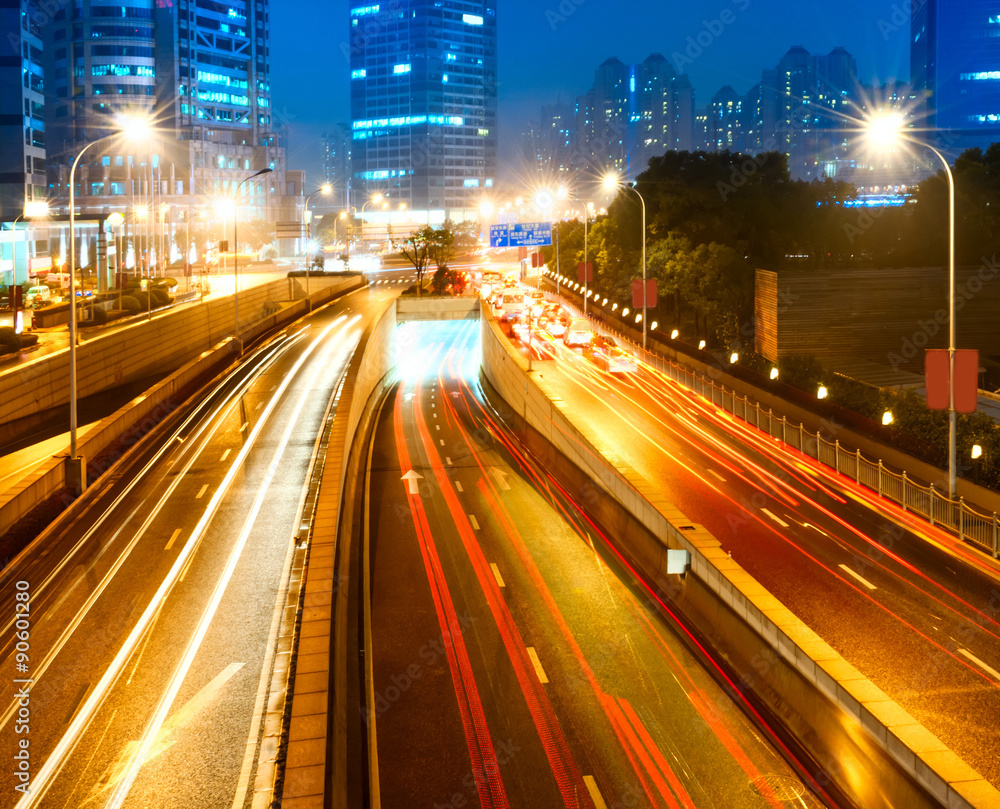 Obraz premium the light trails on the modern building background in shanghai china