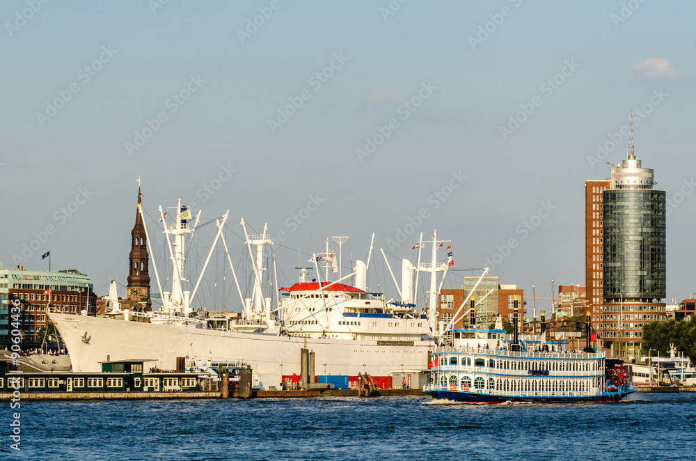 Schiffe und Raddampfer im Hamburger Hafen