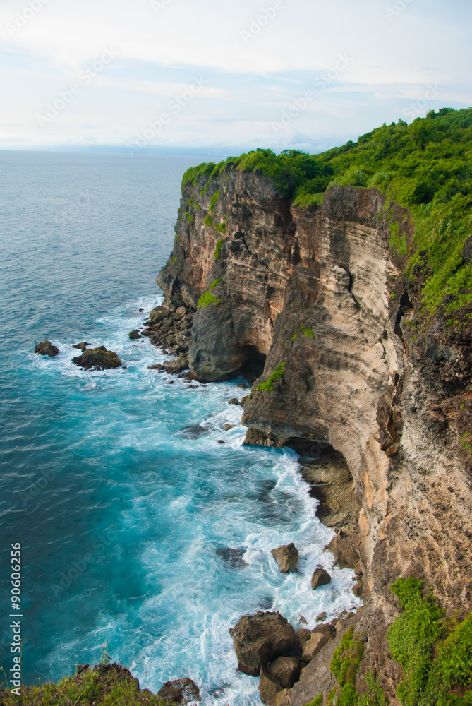 Обрыв у шумного моря( Улувату, Бали, Индонезия).