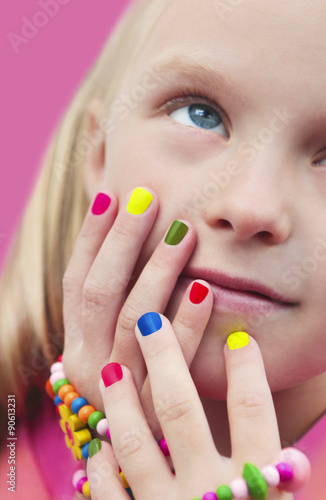 Детский разноцветный маникюр.