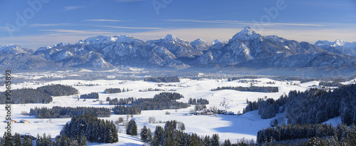 Panorama Landschaft in Bayern mit Alpen im Winter