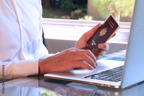 Passeport devant un ordinateur