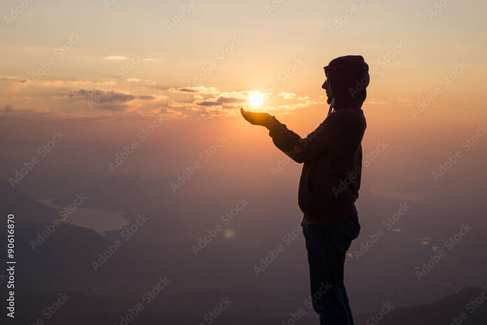 Fototapeta premium Sonne auf Händen halten