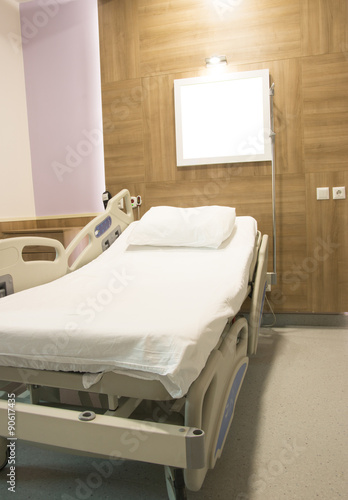 hasta yatağı ve baş ucunda beyaz pano © Memed ÖZASLAN