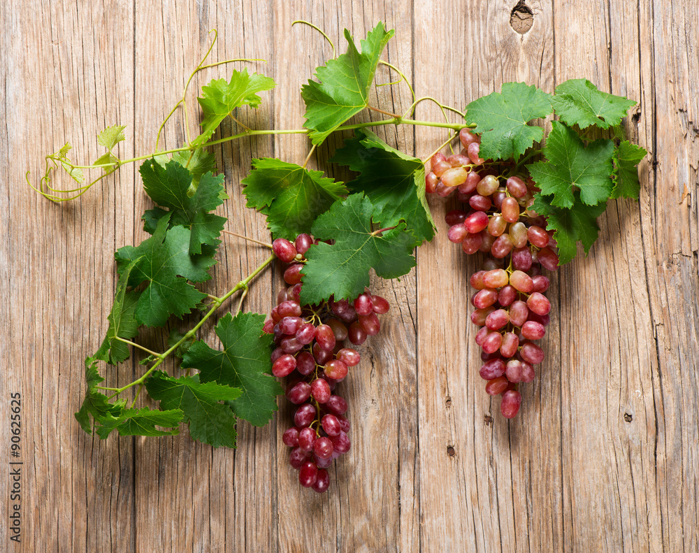 Fototapeta premium Grapes on a wooden planks