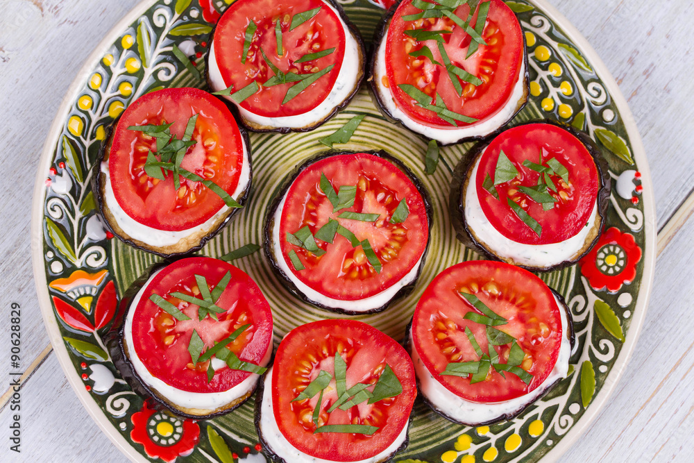 Grilled eggplant with spicy sour cream sauce, tomatoes and basil Grilled eggplant with spicy sour cream sauce, tomatoes and basil