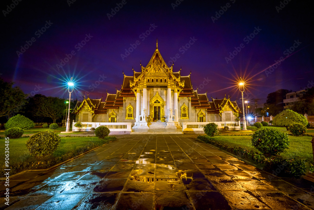 Naklejka premium Wat Benjamaborphit or Marble Temple at twilight in Bangkok, Thai