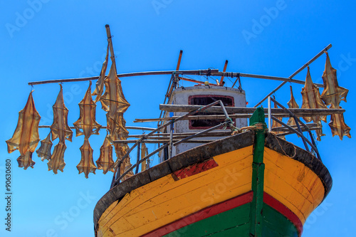 Poisson qui sèche sur un bateau à Madère. photo