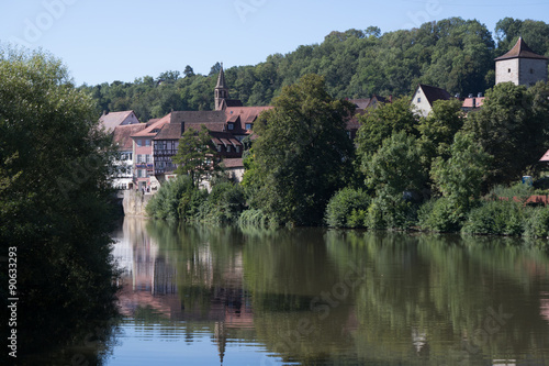 Altstadt von Schwäbisch Hall spiegelt sich im Fluss