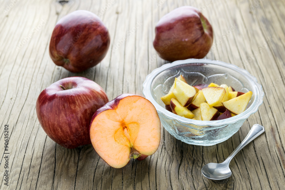 Obraz premium Red apples in the bowl
