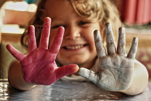Mani di bambina piene di colore photo