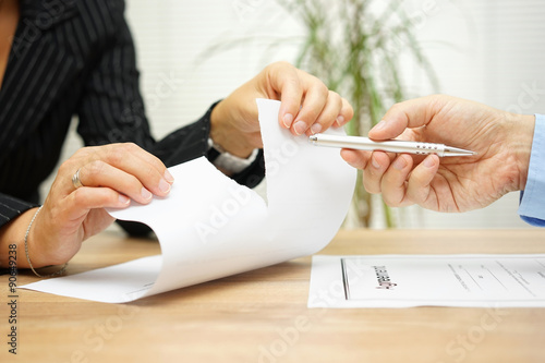 Quadro su tela Woman tears agreement documents  in front of agent who wants to