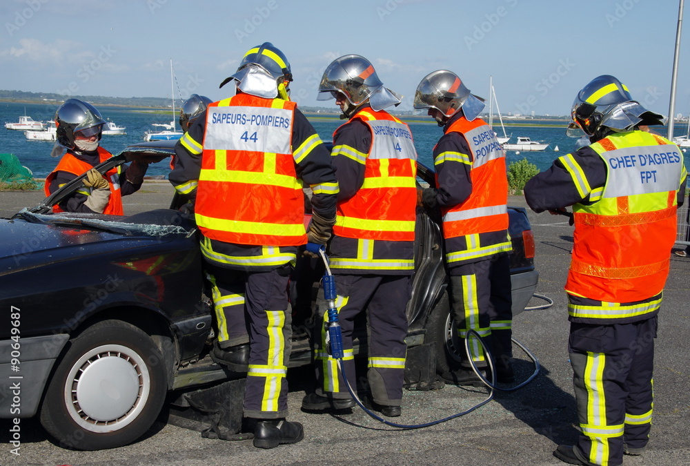 équipe de pompiers sur un accident équipe de pompiers sur un accident