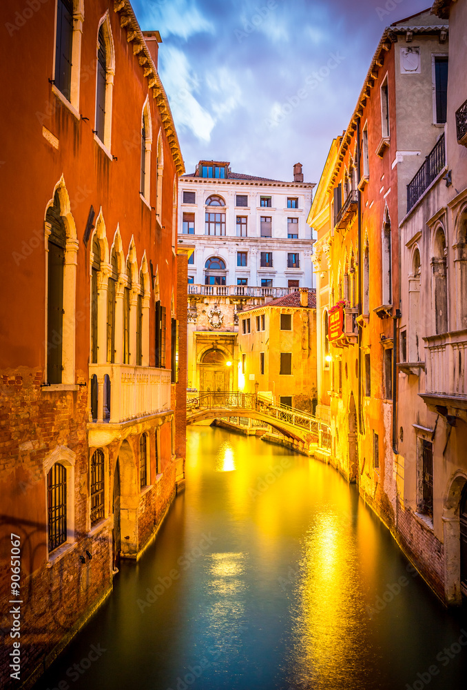 Fototapeta premium Narrow canal in Venice in the evening