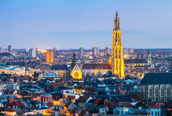 Tableau sur plexiglas Anvers Skyline d'Anvers au crépuscule reflets dorés  © vichie81
