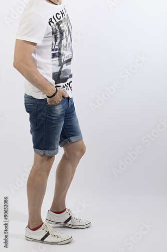 Hombre vestido de sport con bermudas.