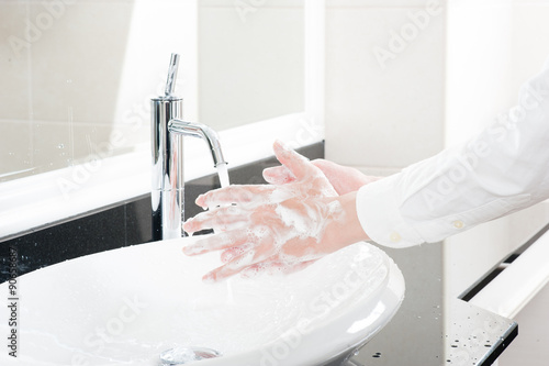手を洗っている様子