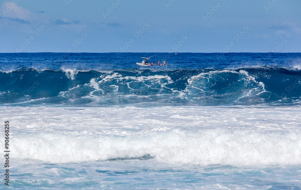 Fototapeta premium vague bleue sur plage de l'Etang-Salé, Réunion 